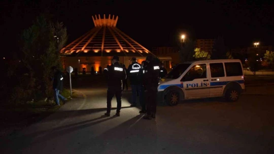 Otoparkta tartıştığı kişiler tarafından ayağında vuruldu