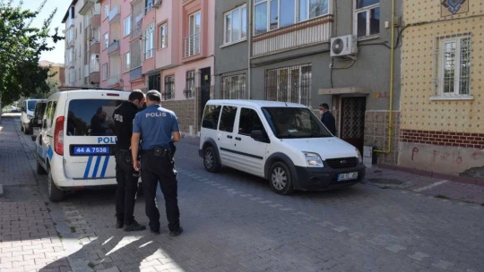 Öz oğlunu turşu kavanozu ile ağır yaraladı