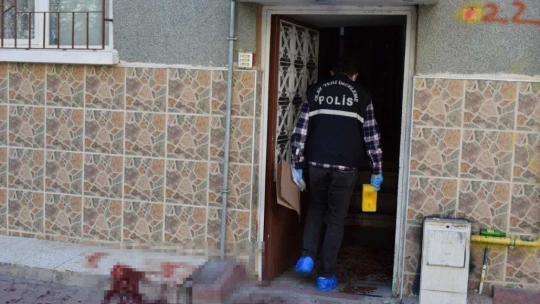 Öz oğlunu turşu kavanozu ile ağır yaraladı