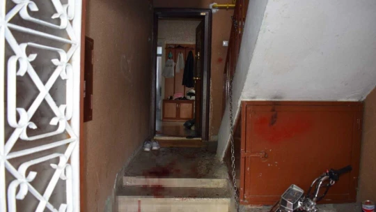 Öz oğlunu turşu kavanozu ile ağır yaraladı