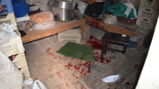 Öz oğlunu turşu kavanozu ile ağır yaraladı