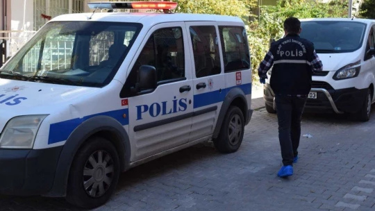 Öz oğlunu turşu kavanozu ile ağır yaraladı