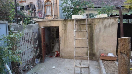 Öz oğlunu turşu kavanozu ile ağır yaraladı