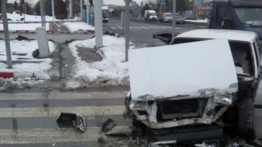 Özel halk otobüsü ile çarpışan araç hurdaya döndü