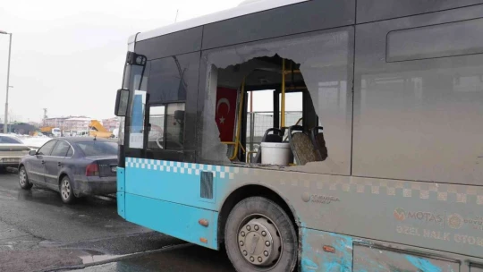 Özel halk otobüsü ile çarpışan araç hurdaya döndü