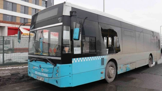 Özel halk otobüsü ile çarpışan araç hurdaya döndü