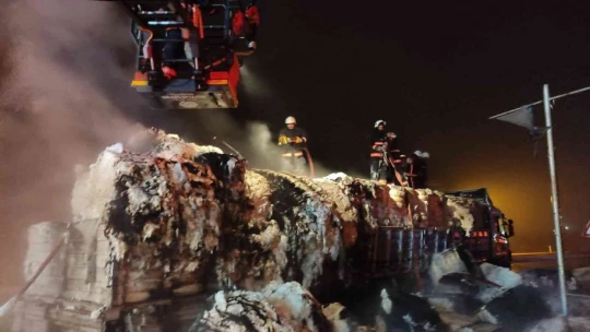 Pamuk yüklü tır alev alev yandı