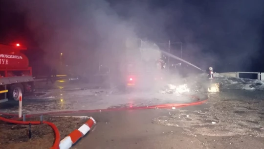 Pamuk yüklü tır alev alev yandı