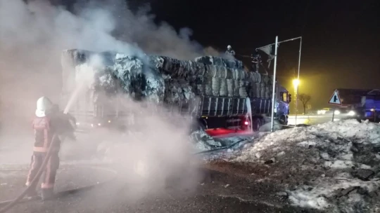 Pamuk yüklü tır alev alev yandı