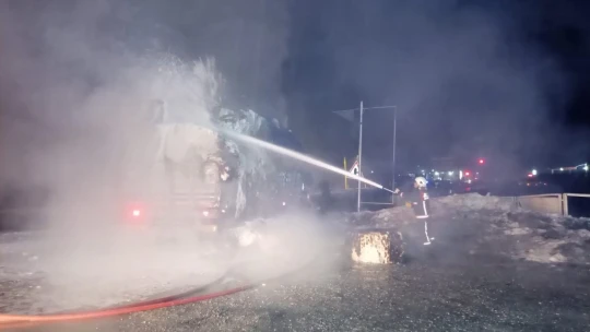 Pamuk yüklü tır alev alev yandı