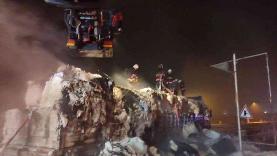 Pamuk yüklü tır alev alev yandı