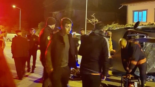 Park halinde araca çarpan otomobil yan yattı: 4 yaralı