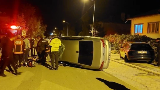 Park halinde araca çarpan otomobil yan yattı: 4 yaralı