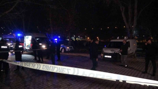 Park halindeki araçta başından silahla vurulmuş halde bulundu