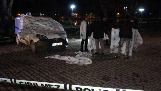 Park halindeki araçta başından silahla vurulmuş halde bulundu