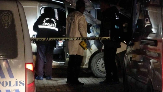 Park halindeki araçta başından silahla vurulmuş halde bulundu