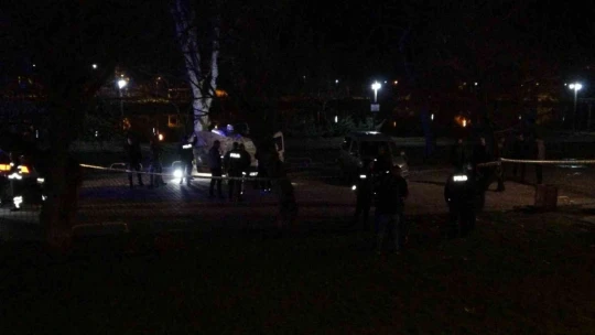 Park halindeki araçta başından silahla vurulmuş halde bulundu
