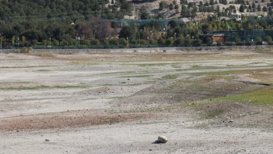 Pınarbaşı göletinde sular çekildi