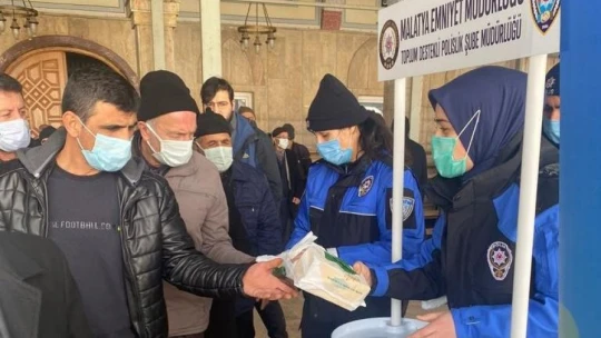 Polis kandil simidi dağıttı