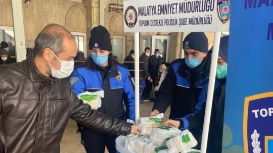 Polis kandil simidi dağıttı