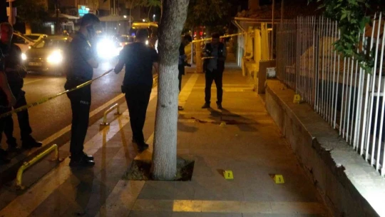 Polis merkezi önünde silahlı saldırı: 2 yaralı