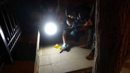 Polis merkezi önünde silahlı saldırı: 2 yaralı