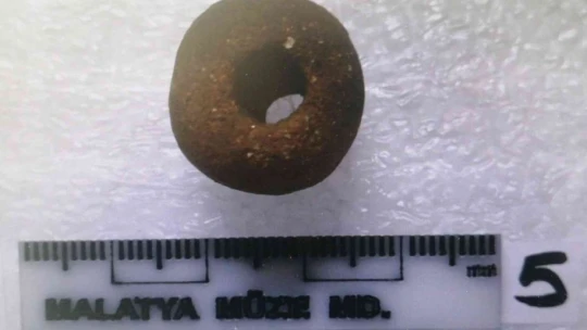 Polis uyuşturucu madde ararken tarihi eser buldu