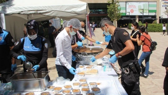 Polis vatandaşın ağzını tatlandırdı
