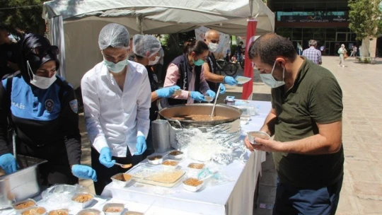 Polis vatandaşın ağzını tatlandırdı
