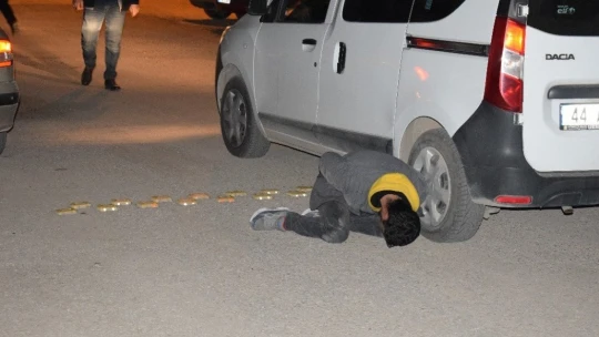 Polisin 'dur' ihtarına uymayan sürücü otomobili bırakıp kaçtı