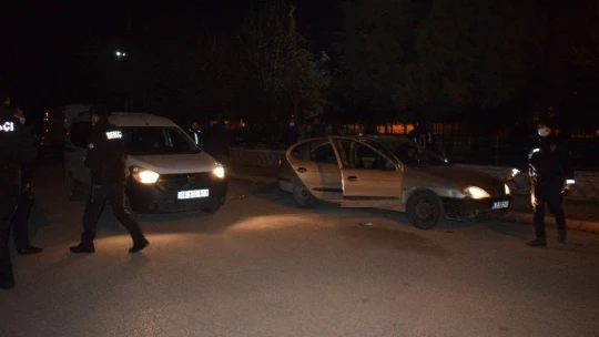 Polisin 'dur' ihtarına uymayan sürücü otomobili bırakıp kaçtı