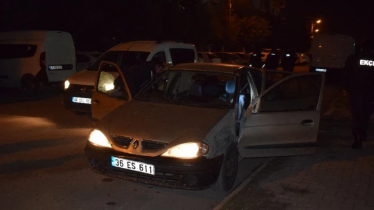 Polisin 'dur' ihtarına uymayan sürücü otomobili bırakıp kaçtı
