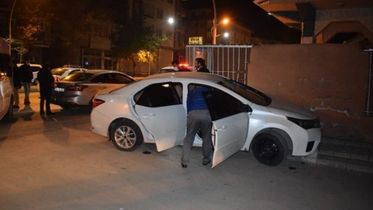 Polisin dur ihtarına uymayan sürücü otomobili bırakıp kaçtı