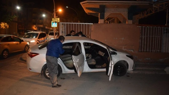 Polisin dur ihtarına uymayan sürücü otomobili bırakıp kaçtı