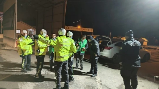 Polislere salep ve tatlı ikramı