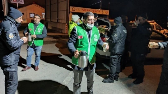 Polislere salep ve tatlı ikramı