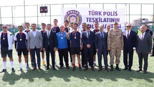 Polislerin futbol turnuvası çekişmeli geçti