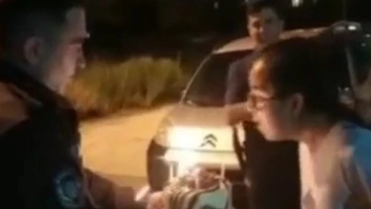 Polisten engelli genç kıza doğum günü sürprizi