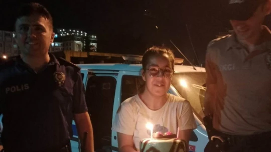 Polisten engelli genç kıza doğum günü sürprizi
