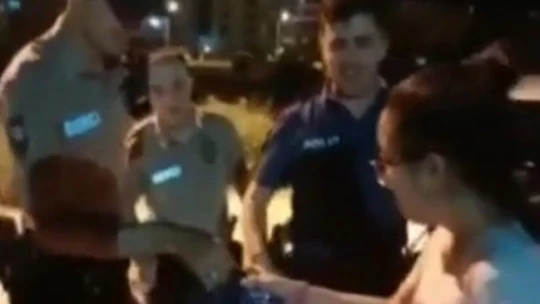 Polisten engelli genç kıza doğum günü sürprizi