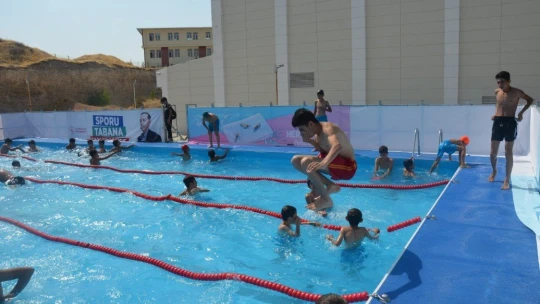 Portatif havuzda serinleme keyfi