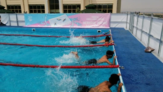 Portatif havuzda serinleme keyfi