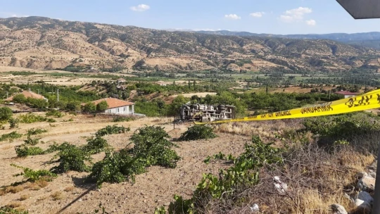 Pütürge'de kamyon şarampole yuvarlandı: 2 ölü, 1 yaralı