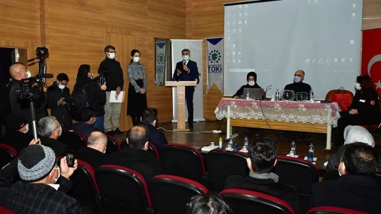 Pütürge'de tamamlanan deprem konutları kura ile hak sahiplerine teslim ediliyor