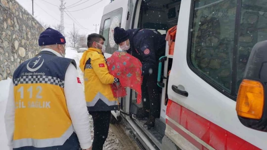 Rabia bebek, 4 saatlik yol açma çalışmasından sonra hastaneye ulaştırıldı