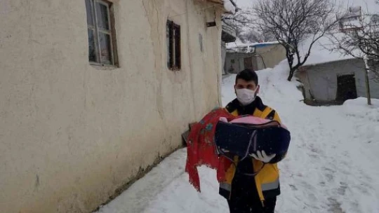 Rabia bebek, 4 saatlik yol açma çalışmasından sonra hastaneye ulaştırıldı
