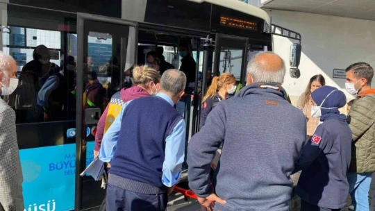 Rahatsızlanan yolcuyu saniyelerle yarışarak hastaneye yetiştirdi