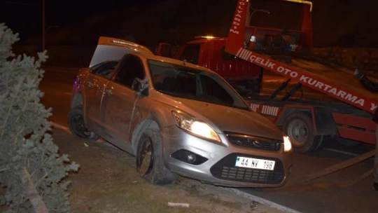 Refüje çarpan otomobil takla attı: 1 yaralı