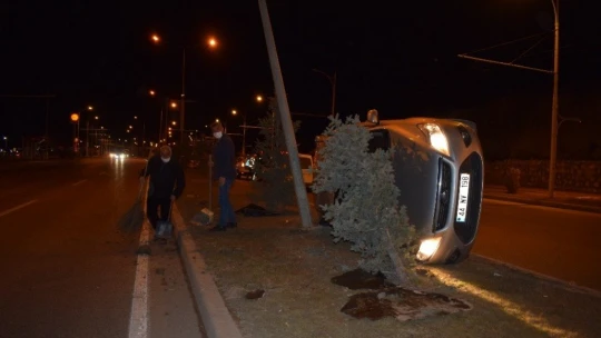 Refüje çarpan otomobil takla attı: 1 yaralı