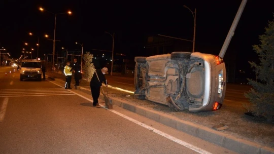 Refüje çarpan otomobil takla attı: 1 yaralı